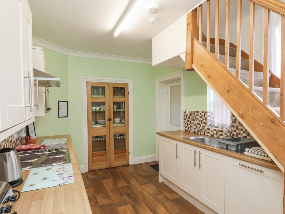 Cottage | Private kitchen | Fridge, microwave, stovetop, dishwasher