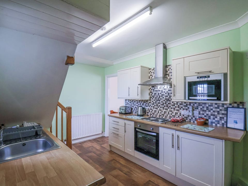 Cottage | Private kitchen | Fridge, microwave, stovetop, dishwasher