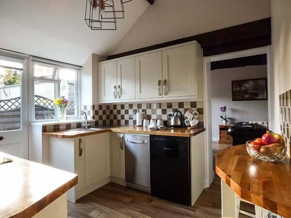 Cottage | Private kitchen | Fridge, microwave, stovetop, dishwasher
