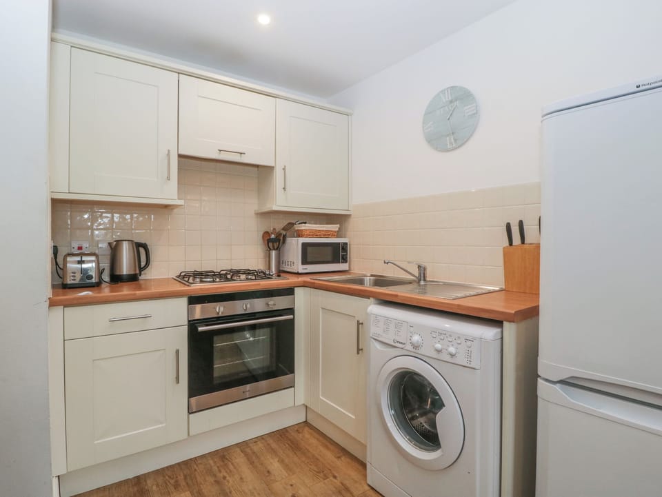 Cottage | Private kitchen | Fridge, microwave, cookware/dishes/utensils