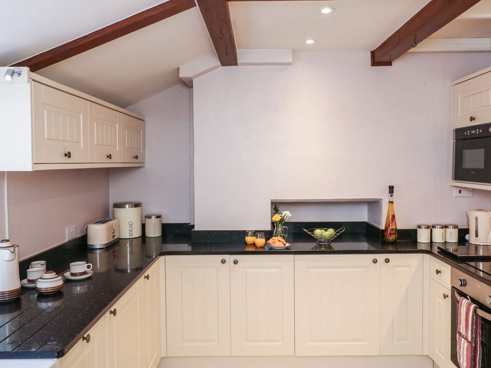 Cottage | Private kitchen | Fridge, microwave, stovetop, dishwasher