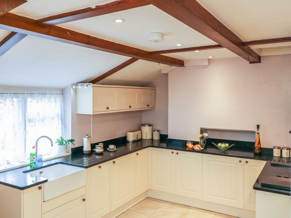 Cottage | Private kitchen | Fridge, microwave, stovetop, dishwasher