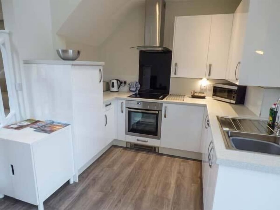 Cottage | Private kitchen | Fridge, microwave, stovetop, dishwasher