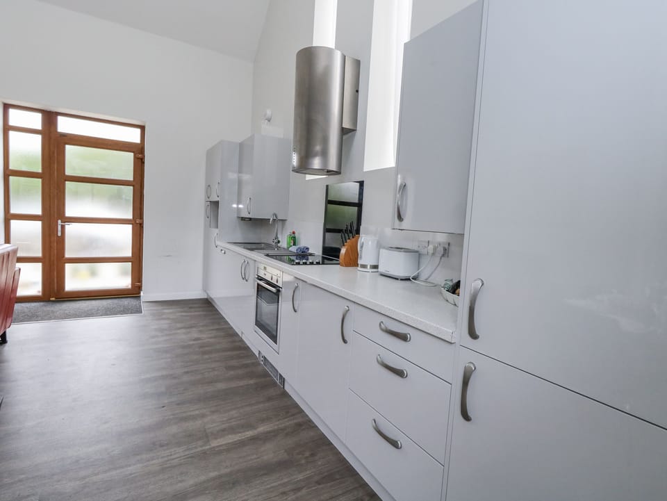 Cottage | Private kitchen | Dishwasher, highchair, cookware/dishes/utensils