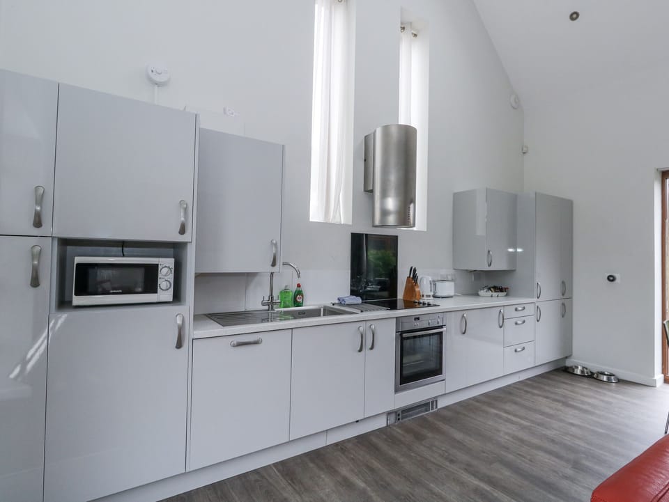 Cottage | Private kitchen | Dishwasher, highchair, cookware/dishes/utensils