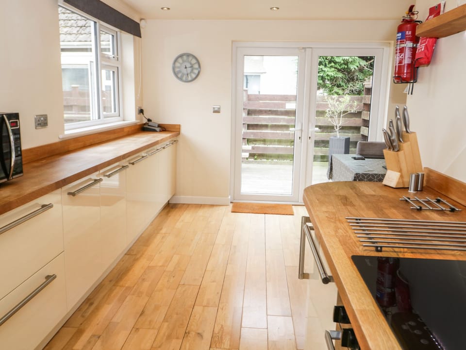 Cottage | Private kitchen | Fridge, microwave, stovetop, highchair