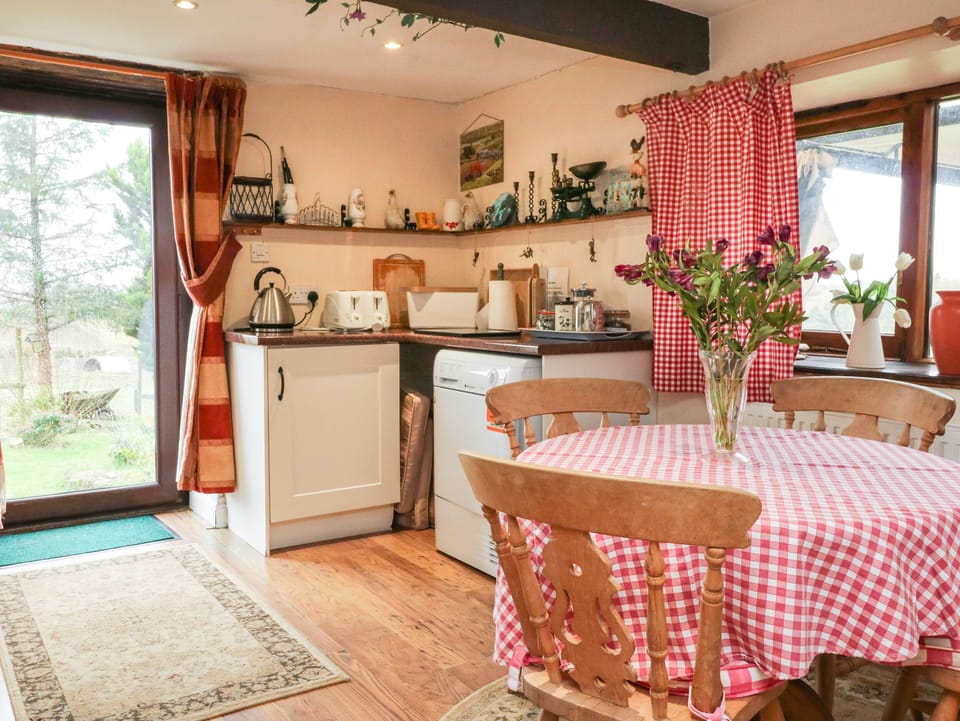 Cottage | Private kitchen | Fridge, microwave, stovetop, dishwasher