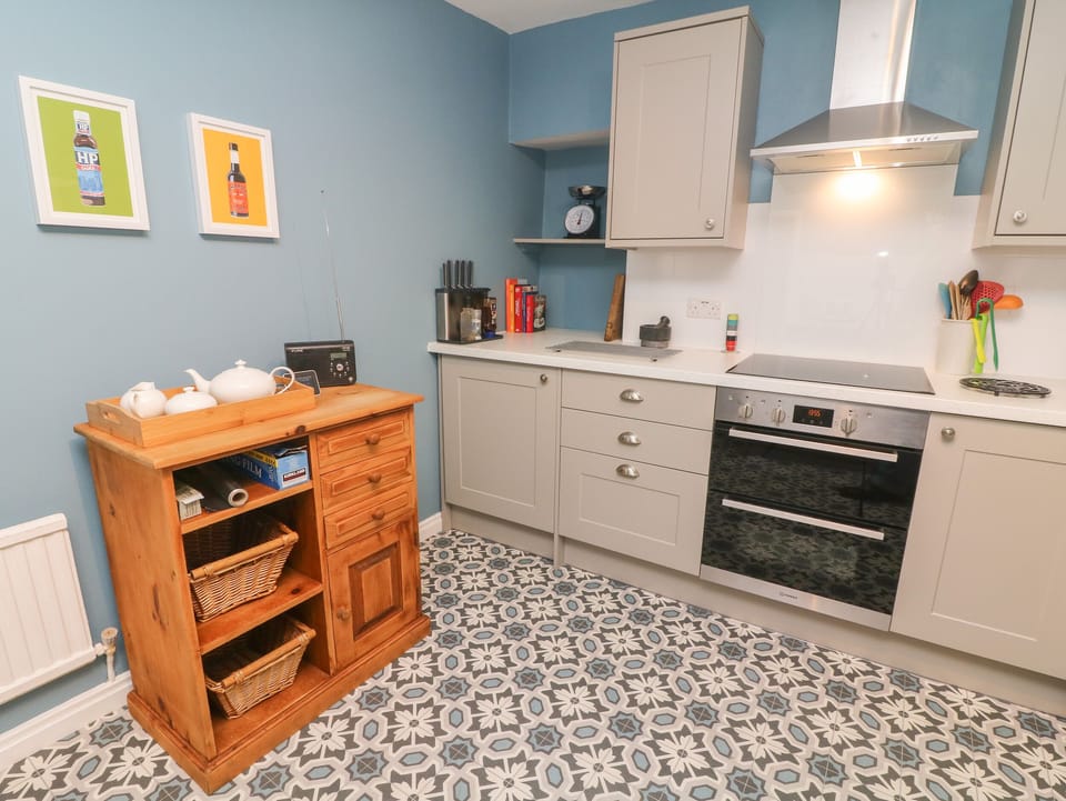 Cottage | Private kitchen | Dishwasher, cookware/dishes/utensils