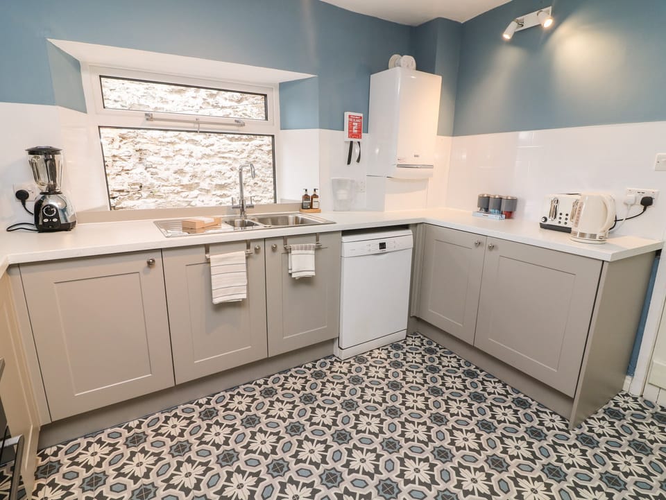 Cottage | Private kitchen | Dishwasher, cookware/dishes/utensils