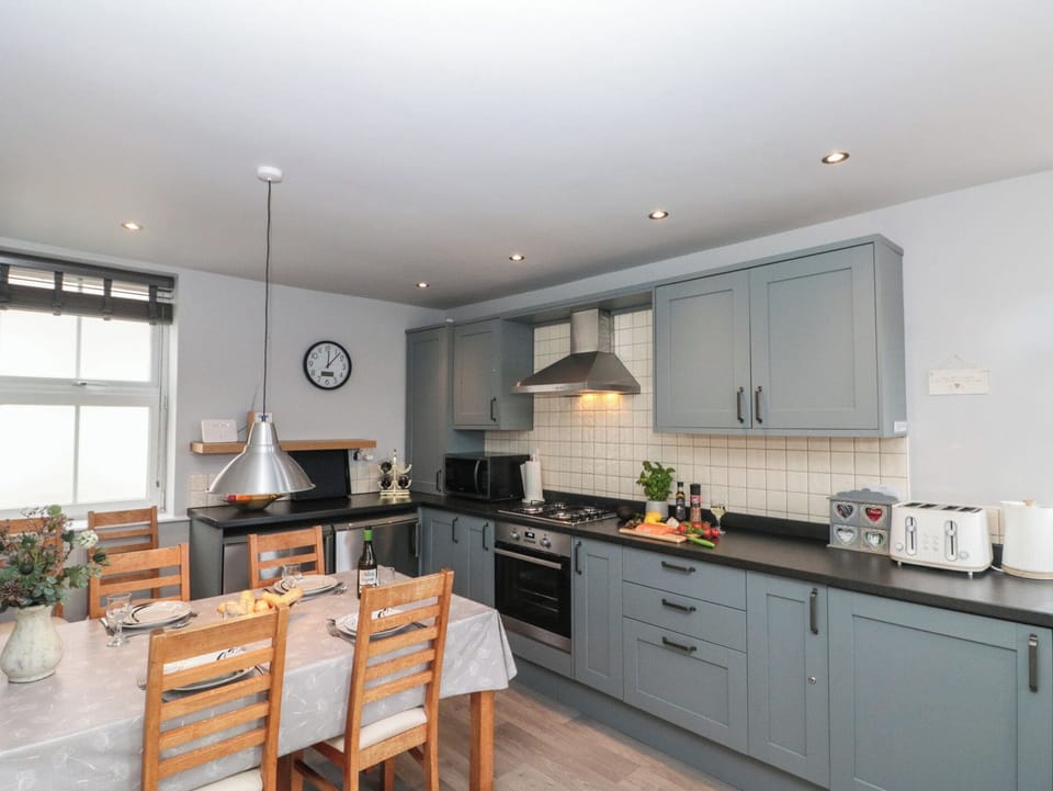 Cottage | Private kitchen | Fridge, microwave, stovetop, dishwasher