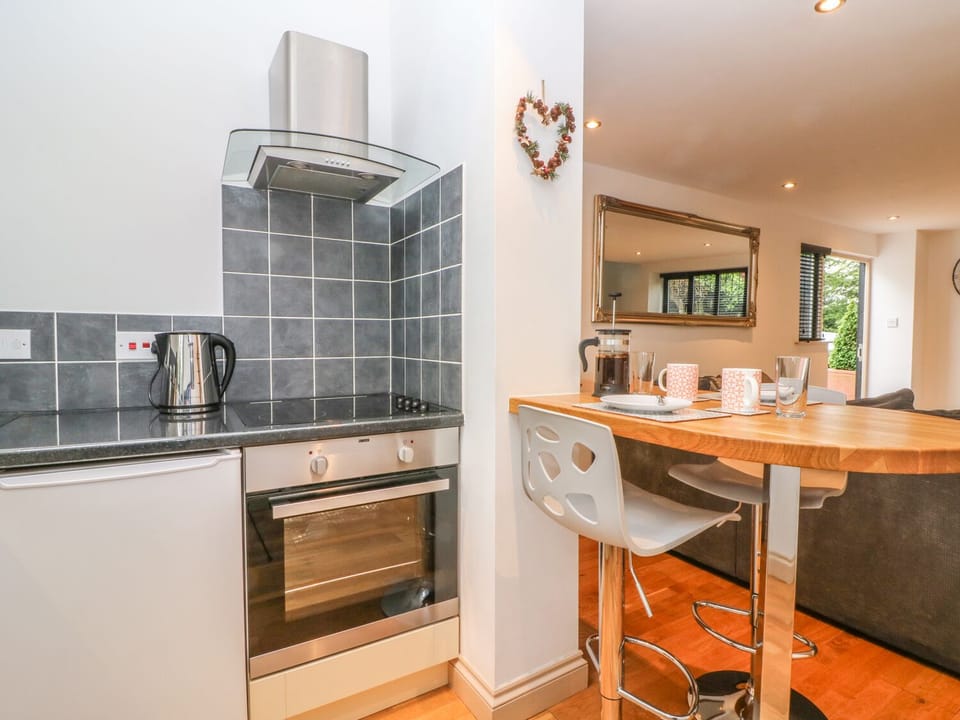 Cottage | Private kitchen | Fridge, stovetop, electric kettle, toaster