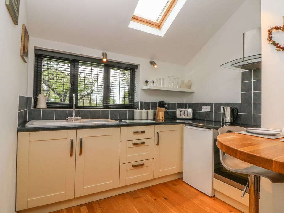 Cottage | Private kitchen | Fridge, stovetop, electric kettle, toaster