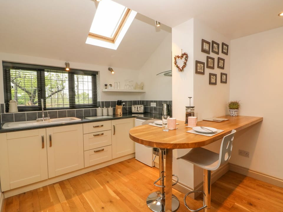 Cottage | Private kitchen | Fridge, stovetop, electric kettle, toaster