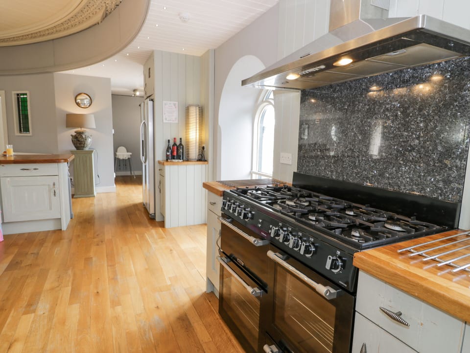 Cottage | Private kitchen | Dishwasher, electric kettle, toaster, cookware/dishes/utensils
