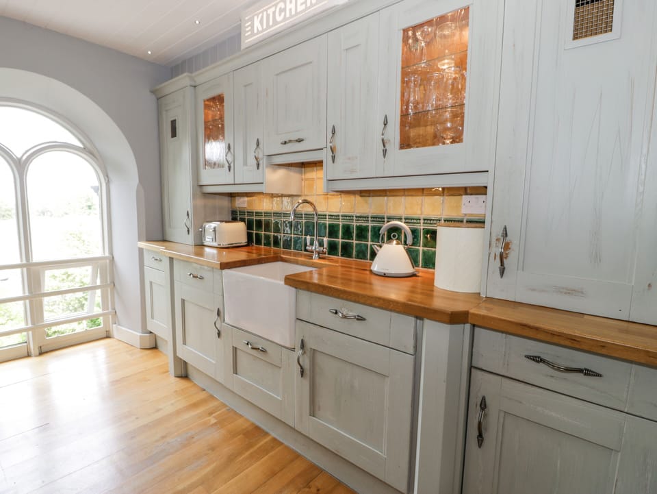 Cottage | Private kitchen | Dishwasher, electric kettle, toaster, cookware/dishes/utensils