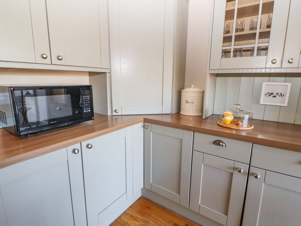 Cottage | Private kitchen | Dishwasher, highchair, cookware/dishes/utensils