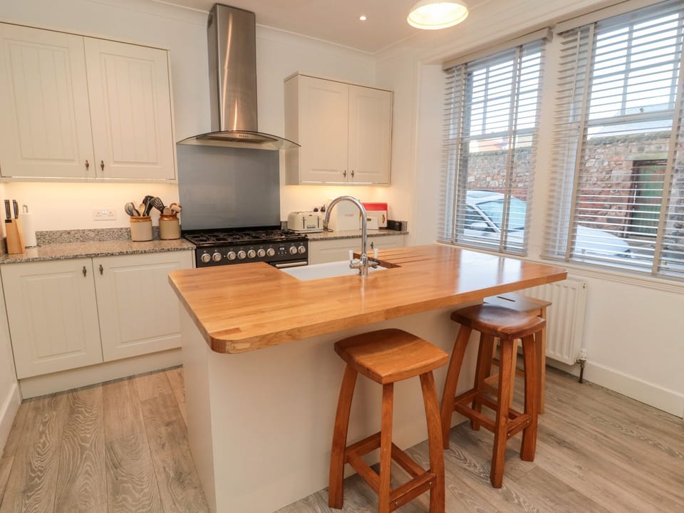 Cottage | Private kitchen | Microwave, stovetop, dishwasher, cookware/dishes/utensils