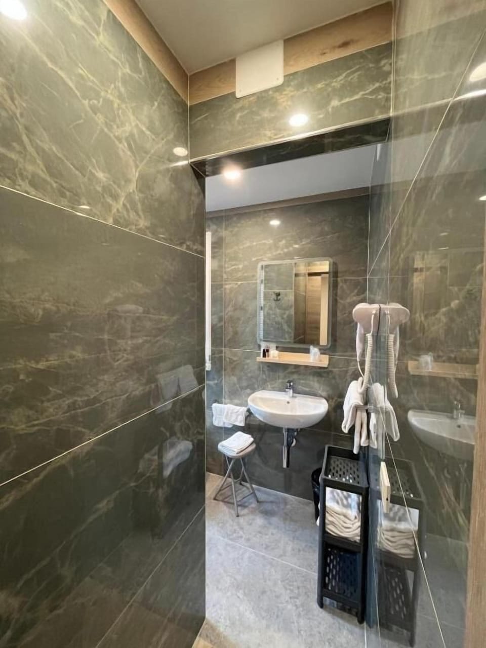 Deluxe Suite, Sea View (Afrodite) | Bathroom | Slippers