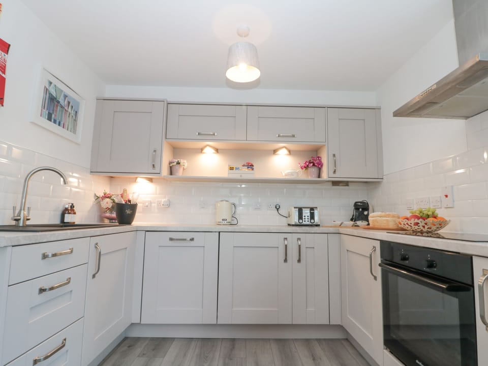 Cottage | Private kitchen | Microwave, stovetop, dishwasher, highchair