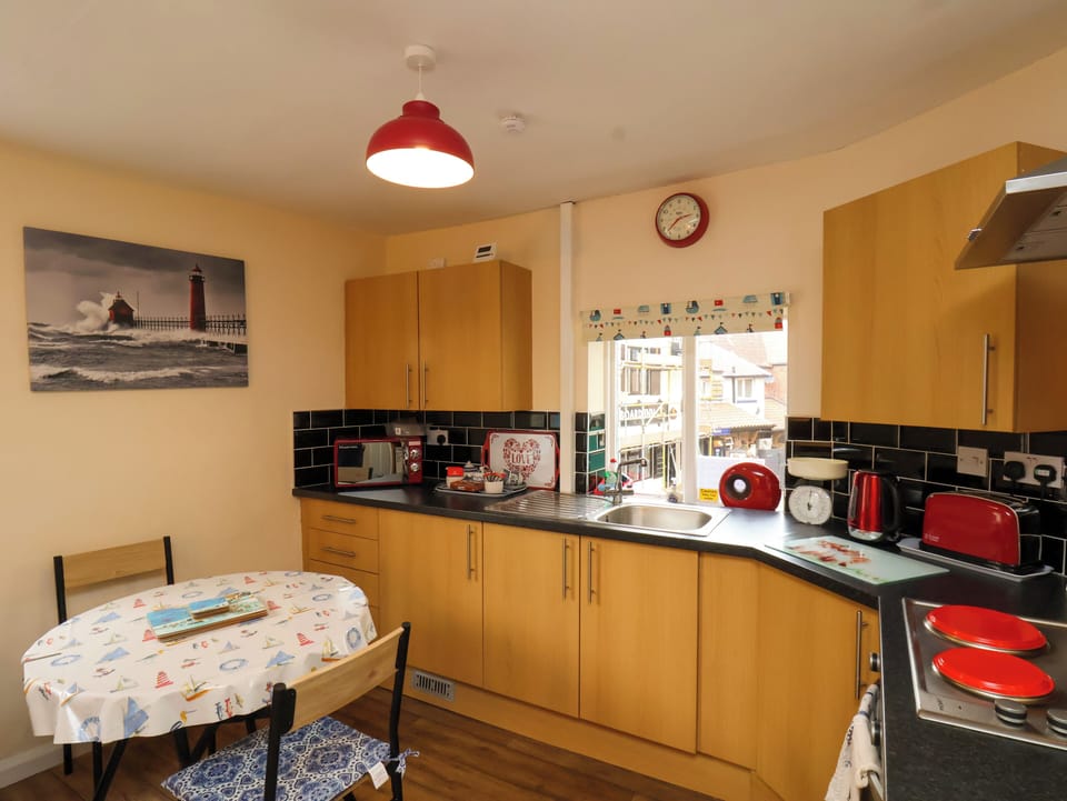 Cottage | Private kitchen | Fridge, microwave, stovetop, electric kettle