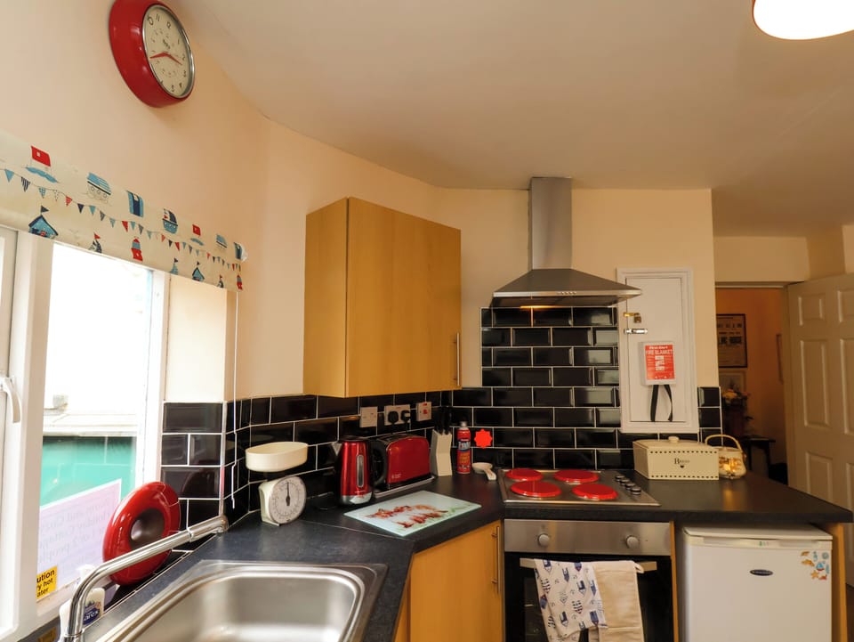 Cottage | Private kitchen | Fridge, microwave, stovetop, electric kettle