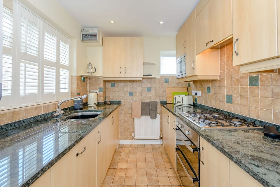 Cottage | Private kitchen | Dishwasher, cookware/dishes/utensils