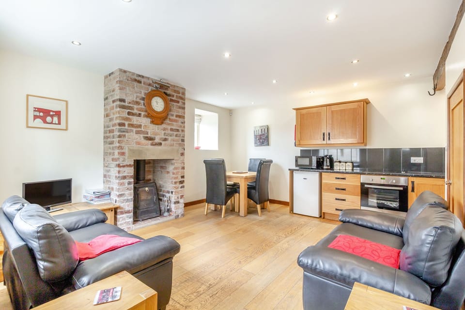 Cottage | Living room | Fireplace, DVD player
