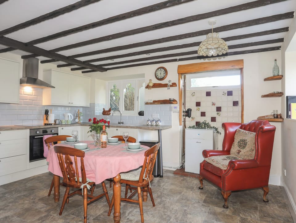Cottage | Private kitchen | Microwave, stovetop, cookware/dishes/utensils