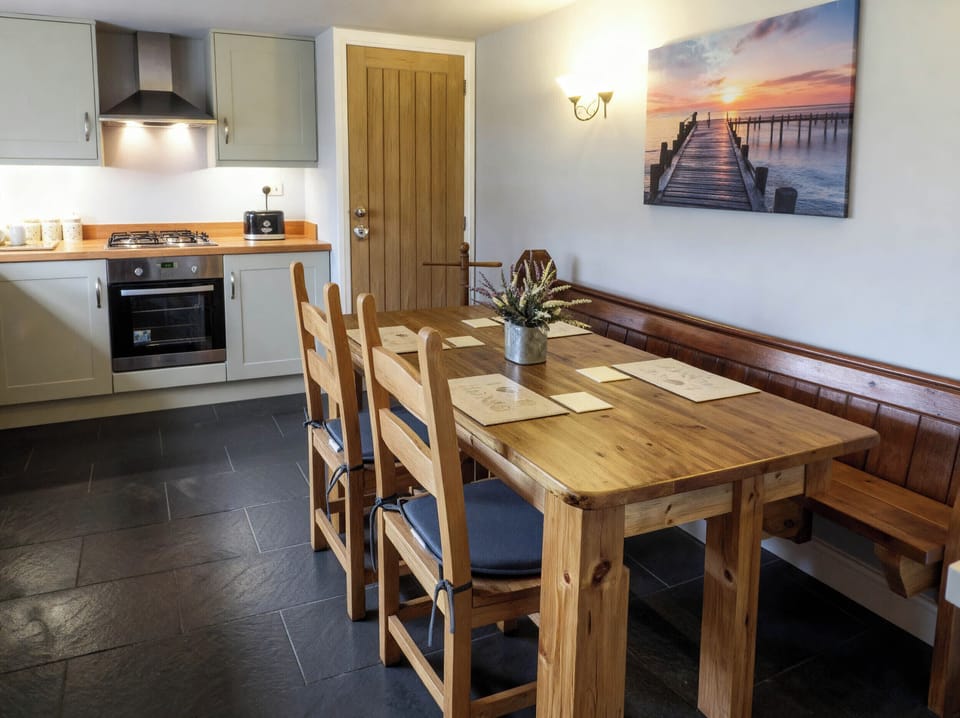 Cottage | Dining