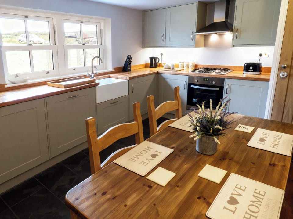 Cottage | Private kitchen | Fridge, microwave, stovetop, dishwasher