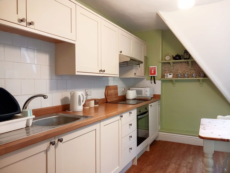 Cottage | Private kitchen | Fridge, microwave, stovetop, cookware/dishes/utensils