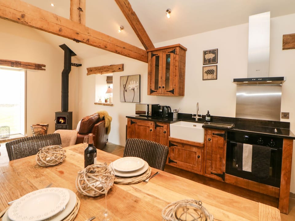 Cottage | Private kitchen | Fridge, microwave, stovetop, cookware/dishes/utensils