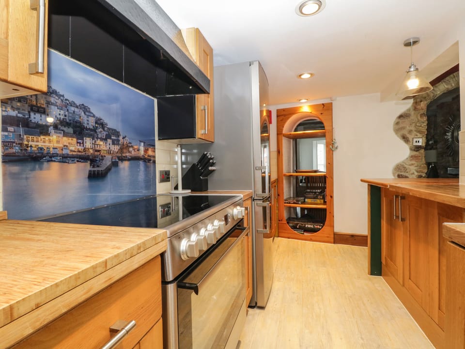 Cottage | Private kitchen | Dishwasher, cookware/dishes/utensils