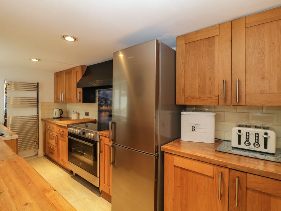 Cottage | Private kitchen | Dishwasher, cookware/dishes/utensils