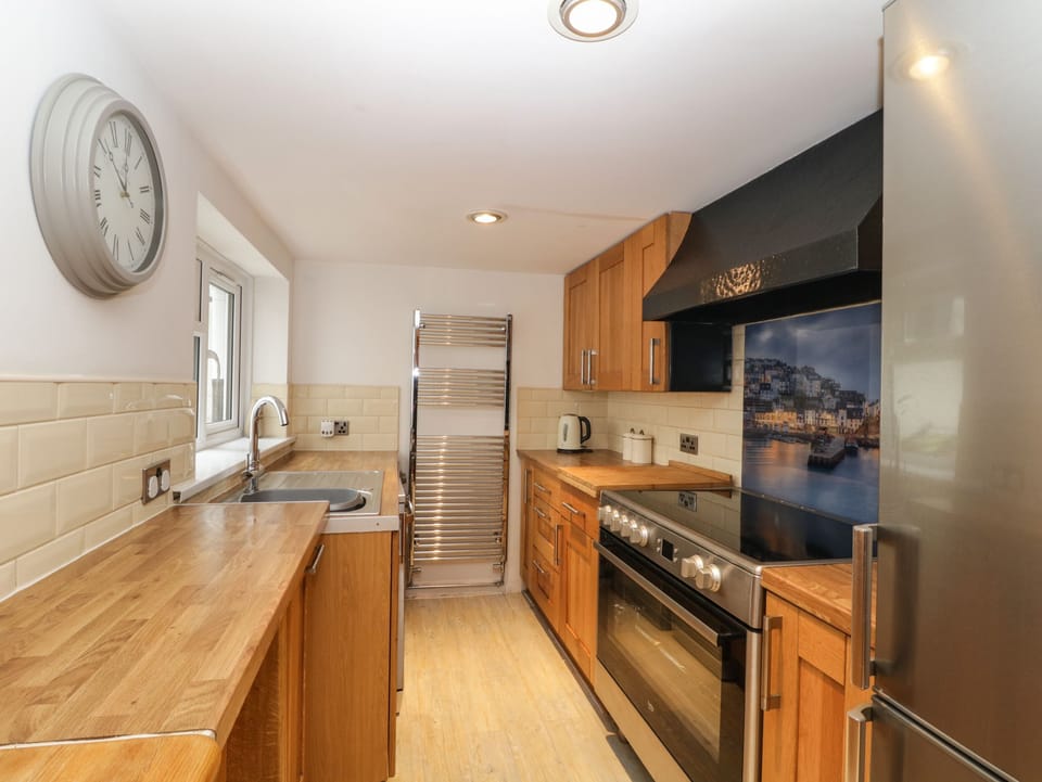 Cottage | Private kitchen | Dishwasher, cookware/dishes/utensils