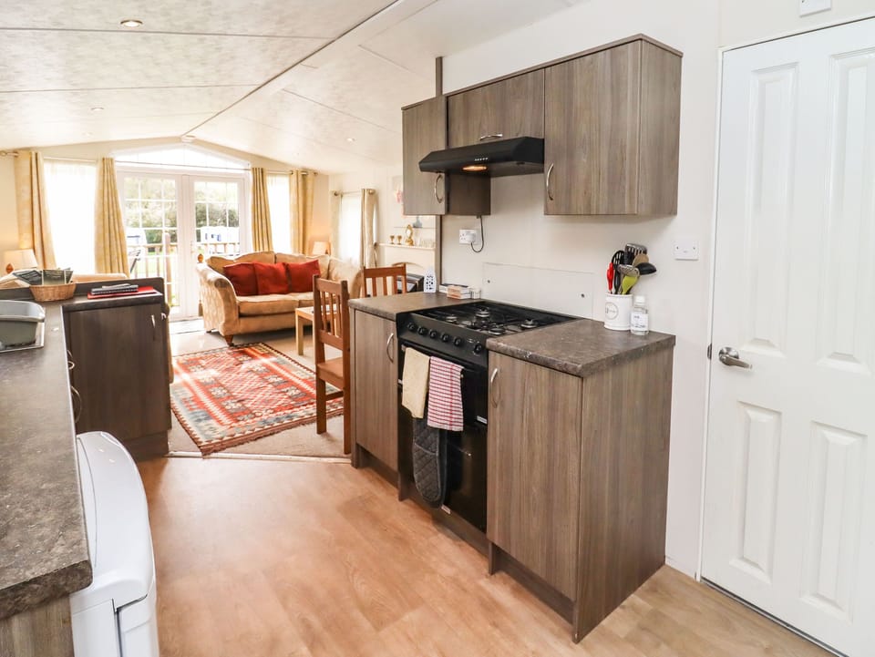 Cottage | Private kitchen | Fridge, microwave, stovetop, dishwasher