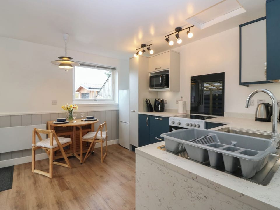 Cottage | Private kitchen | Microwave, stovetop, cookware/dishes/utensils