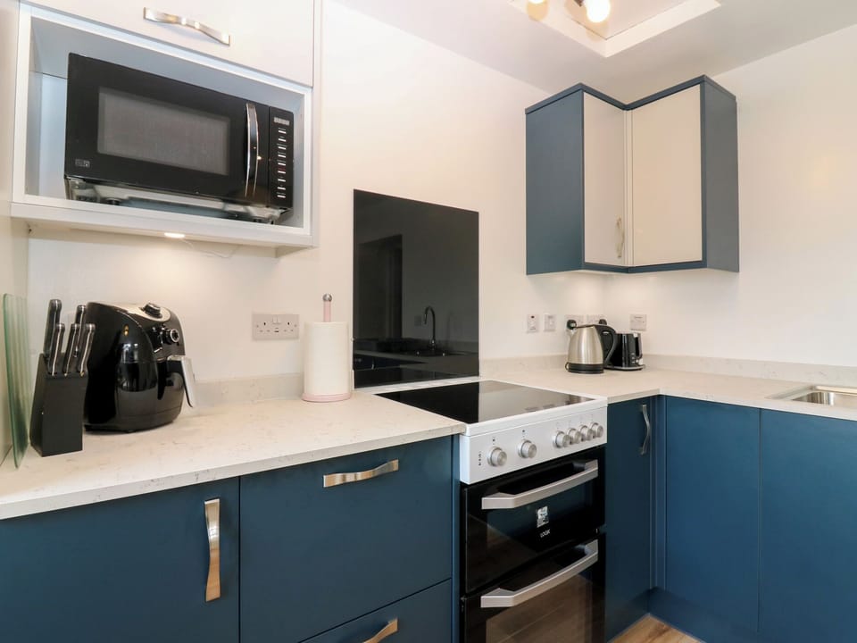 Cottage | Private kitchen | Microwave, stovetop, cookware/dishes/utensils