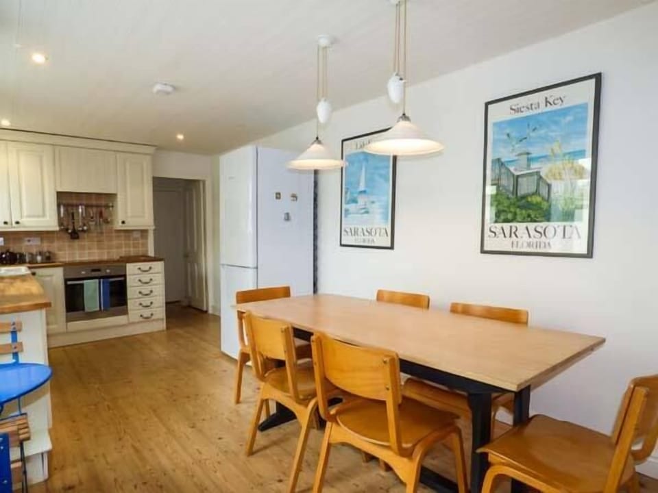 Cottage | Private kitchen | Dishwasher, highchair, cookware/dishes/utensils