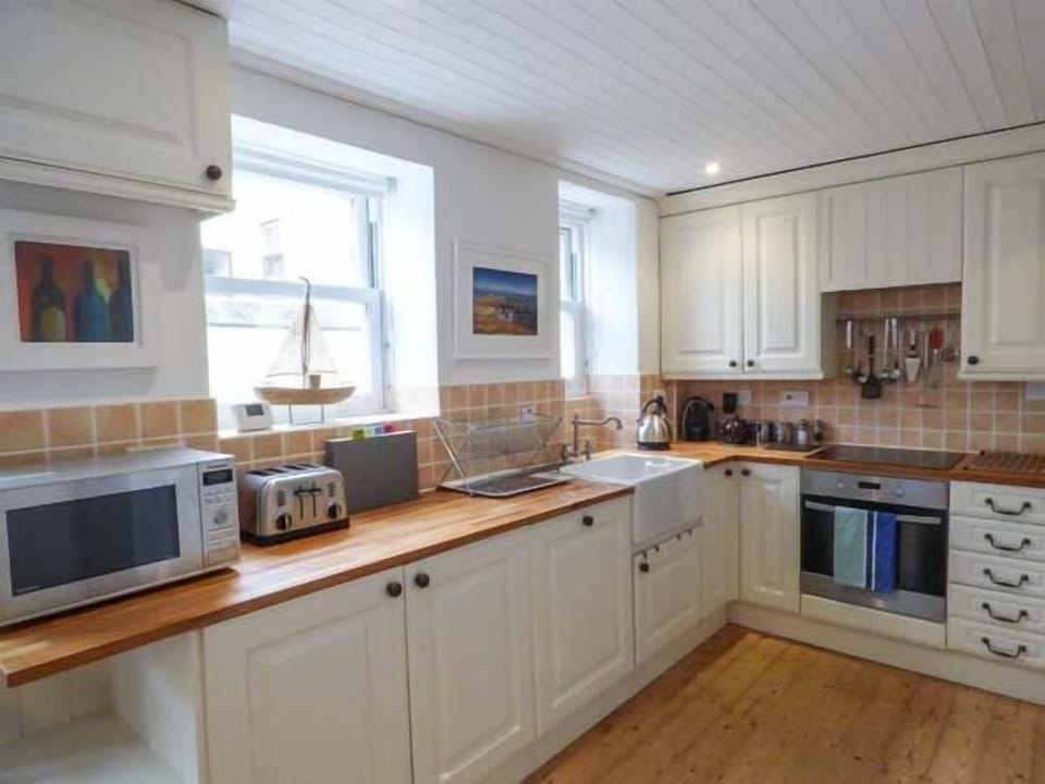 Cottage | Private kitchen | Dishwasher, highchair, cookware/dishes/utensils