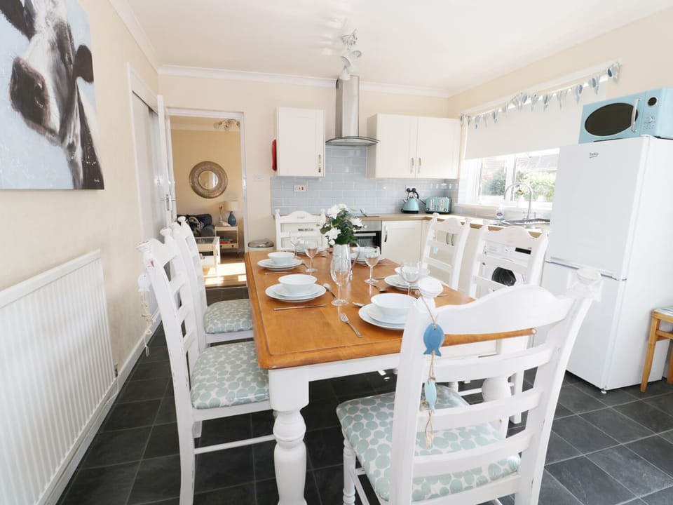 Cottage | Private kitchen | Fridge, cookware/dishes/utensils