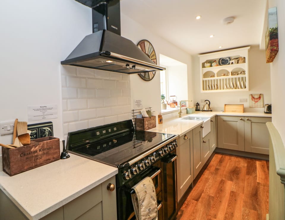 Cottage | Private kitchen | Dishwasher, highchair, cookware/dishes/utensils