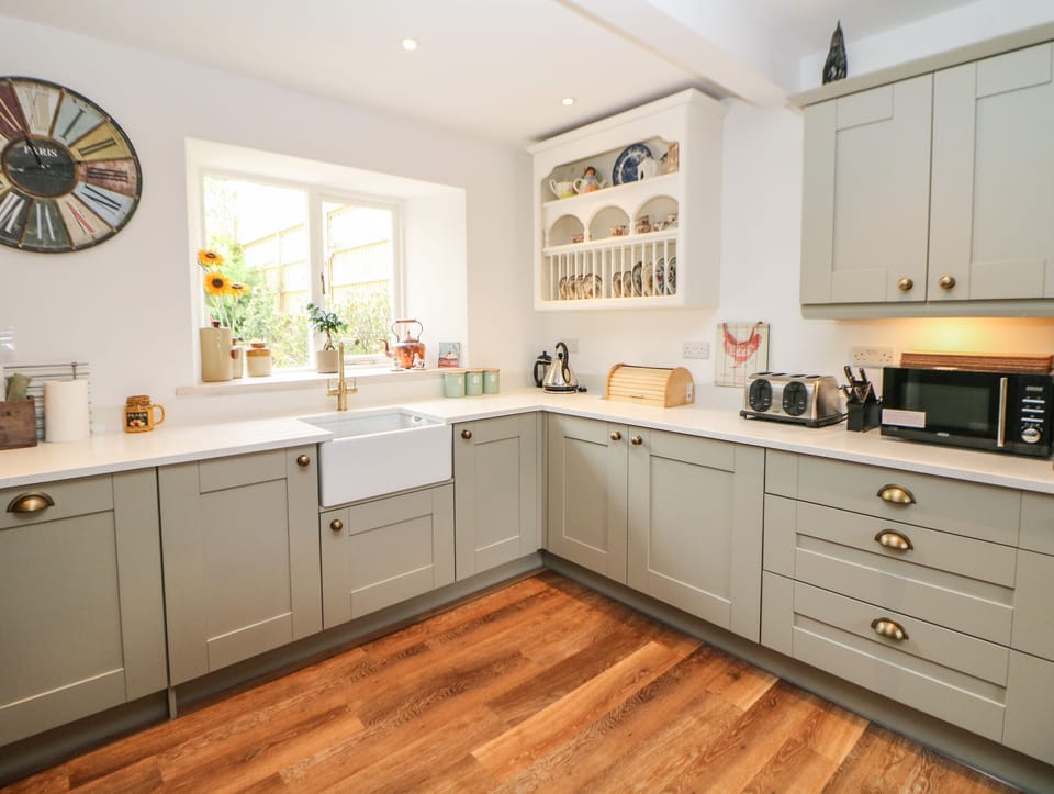 Cottage | Private kitchen | Dishwasher, highchair, cookware/dishes/utensils