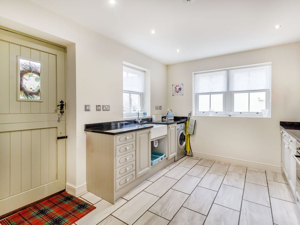 Cottage | Private kitchen | Microwave, stovetop, cookware/dishes/utensils