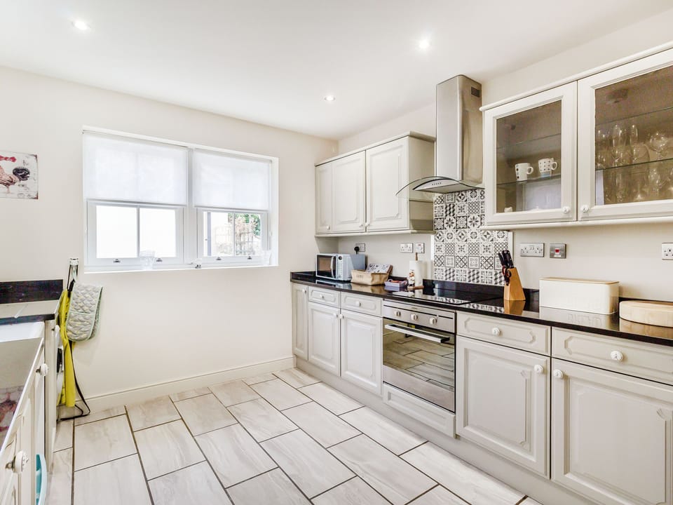 Cottage | Private kitchen | Microwave, stovetop, cookware/dishes/utensils