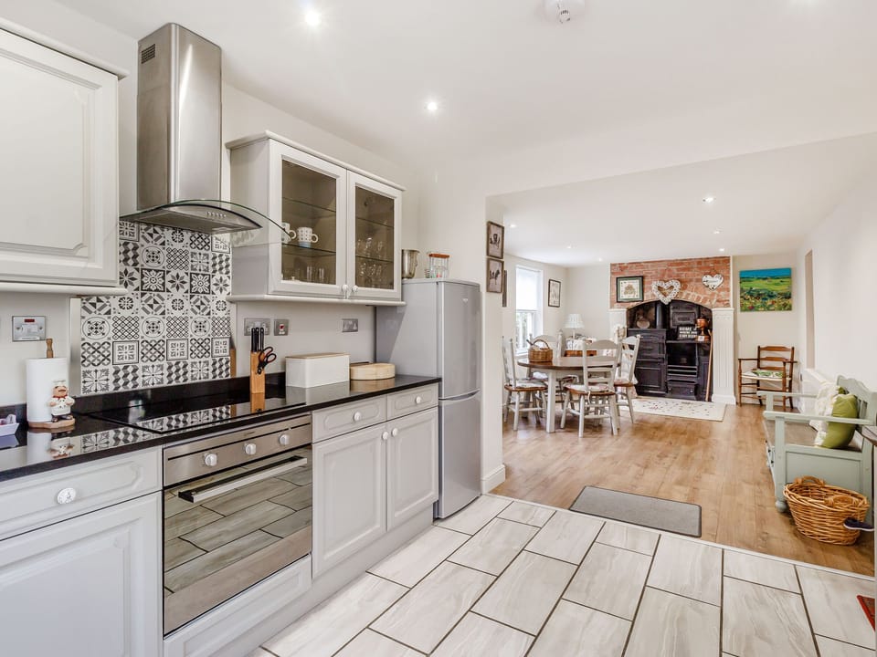 Cottage | Private kitchen | Microwave, stovetop, cookware/dishes/utensils