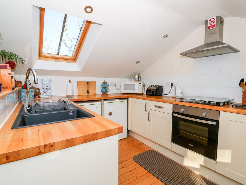 Cottage | Private kitchen | Fridge, microwave, stovetop, cookware/dishes/utensils