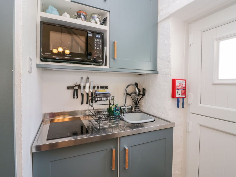 Cottage | Private kitchen | Cookware/dishes/utensils