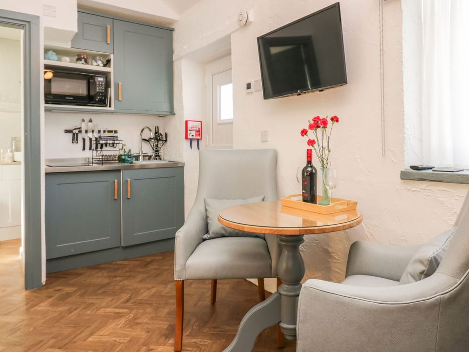 Cottage | Dining
