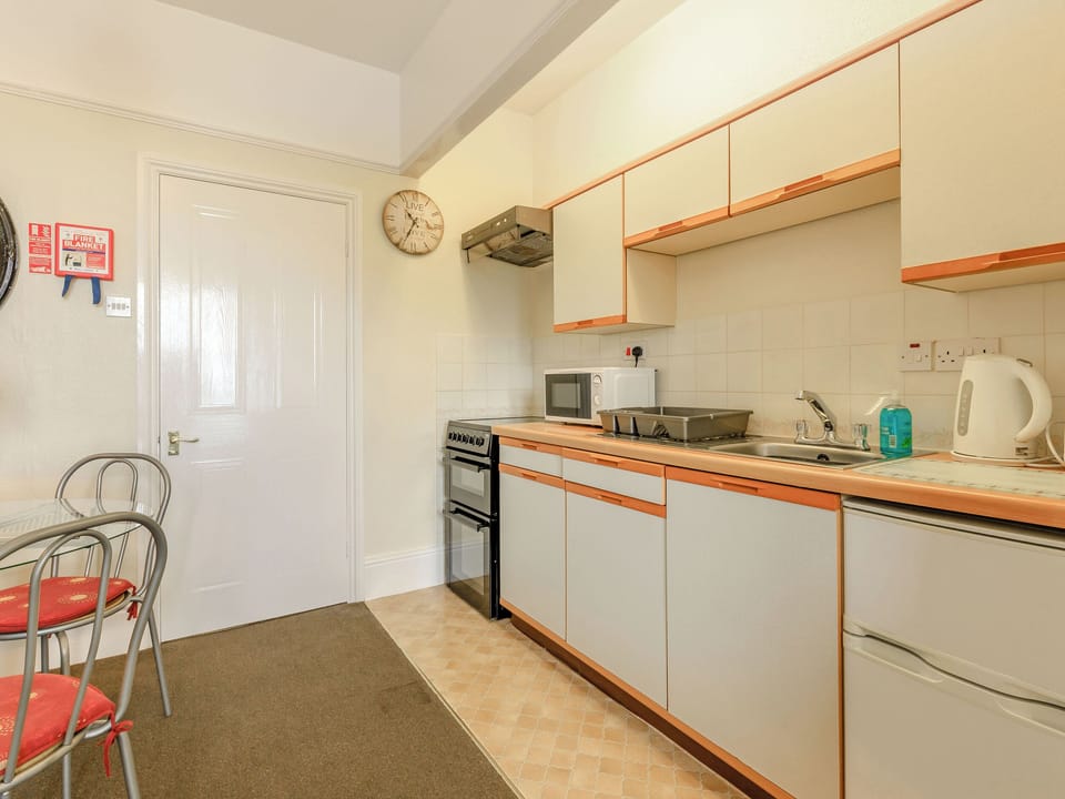 Cottage | Private kitchen | Fridge, microwave, stovetop, cookware/dishes/utensils
